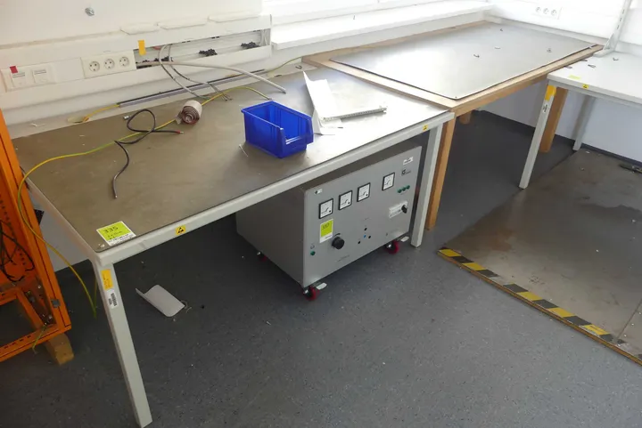 2x Tisch, ohne Inhalt Maße in cm ca: 160 x 100 x 768 / 200 x 100 x 80